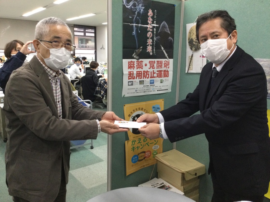 熊本県交通安全推進連盟・交通遺児対策基金に寄附する樅田会長
