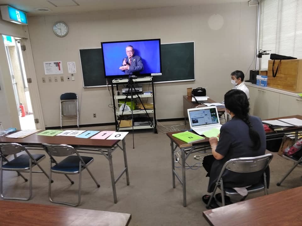 午前の全体会は1台のパソコンを使って視聴しましたが、午後の分科会は3つに分かれて、3台のパソコンを使って参加しました。