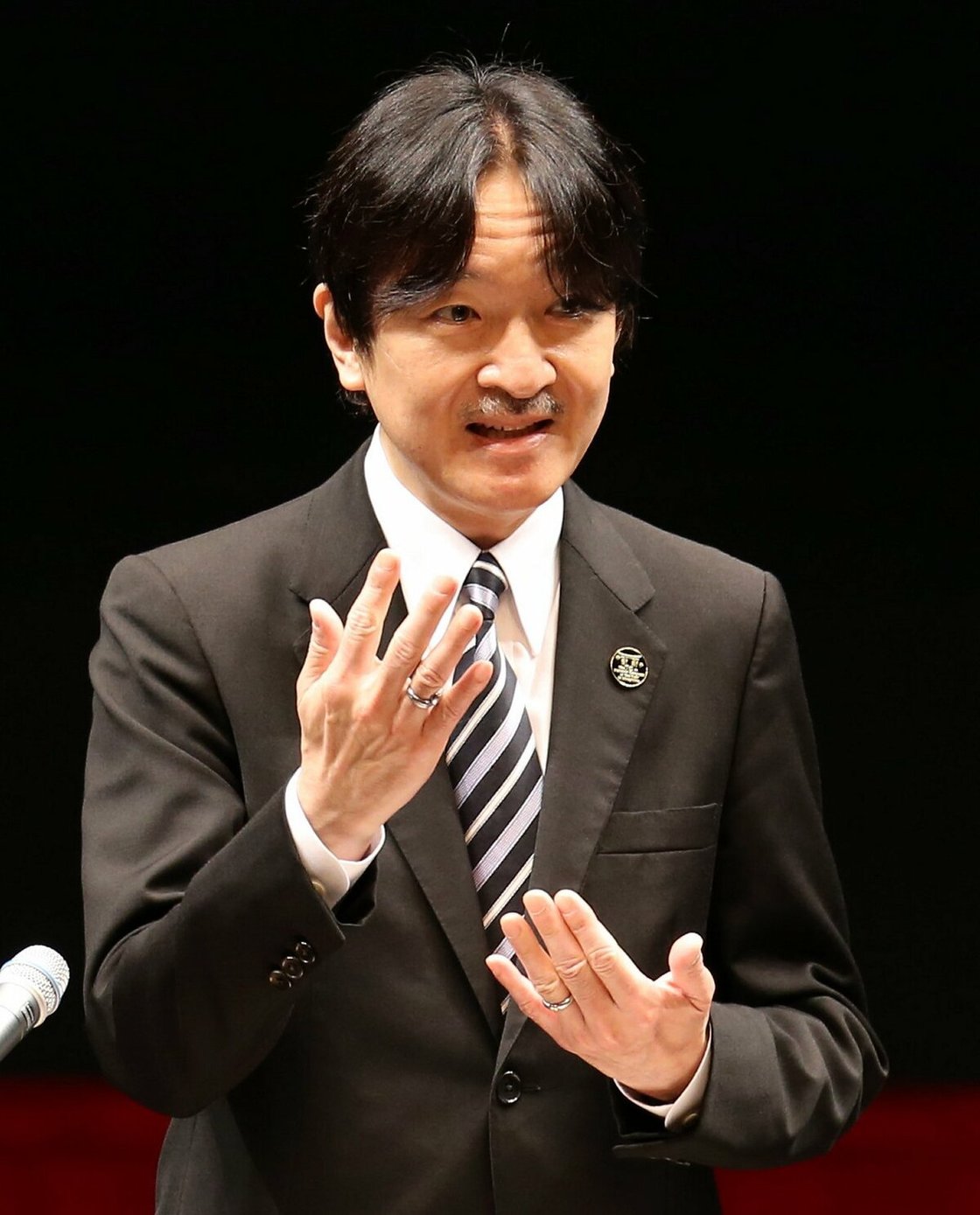 お言葉を手話言語で述べられる秋篠宮皇嗣殿下(写真提供:日本聴力障害新聞)
