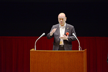 謝辞を述べられる受賞者代表の大西章雄氏(写真提供:日本聴力障害新聞)