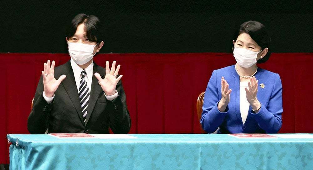 拍手をお送りになる秋篠宮皇嗣同妃両殿下(写真提供:日本聴力障害新聞)