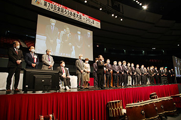 大会式典終了後の新理事体制のあいさつ（写真提供：日本聴力障害新聞）