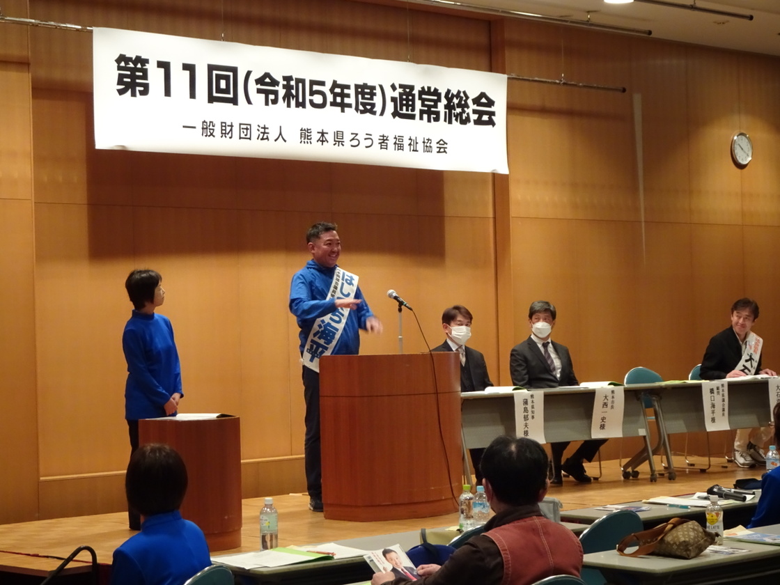 手話で挨拶する橋口海平氏