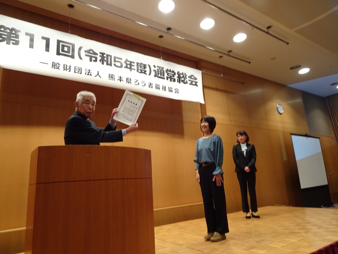 手話通訳者全国統一試験合格の久保京子さん(人吉)、川崎さゆりさん(宇城)