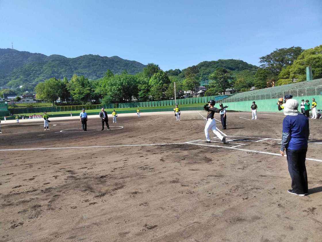 ソフトボール競技での中村稔九聴連理事長の始球式