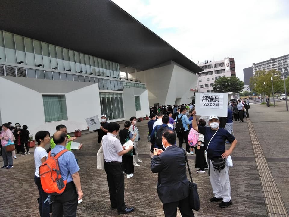 6月9日(金)早朝、会場前で並ぶ連盟評議員たち