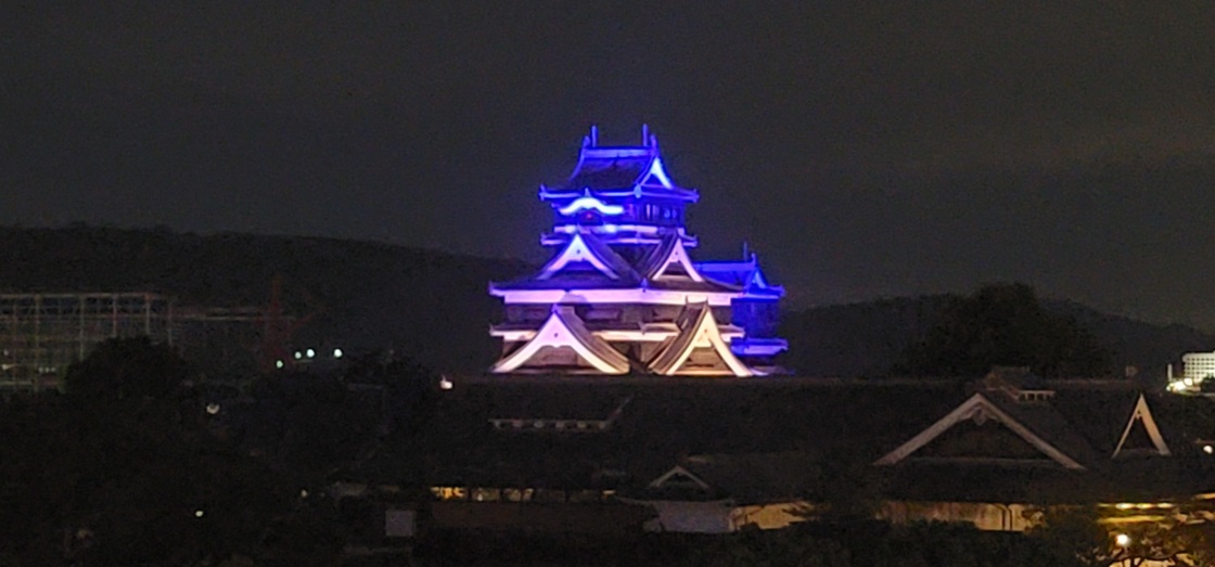 青色ライトアップの「熊本城天守閣」