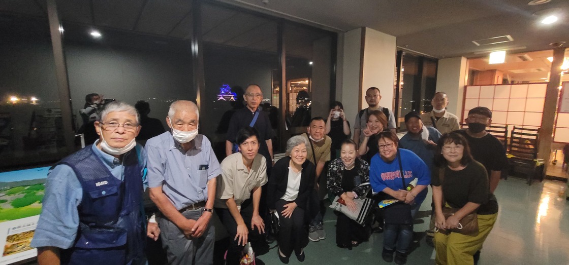 青色ライトアップの「熊本城天守閣」と一緒に記念写真（熊本市役所１４階）