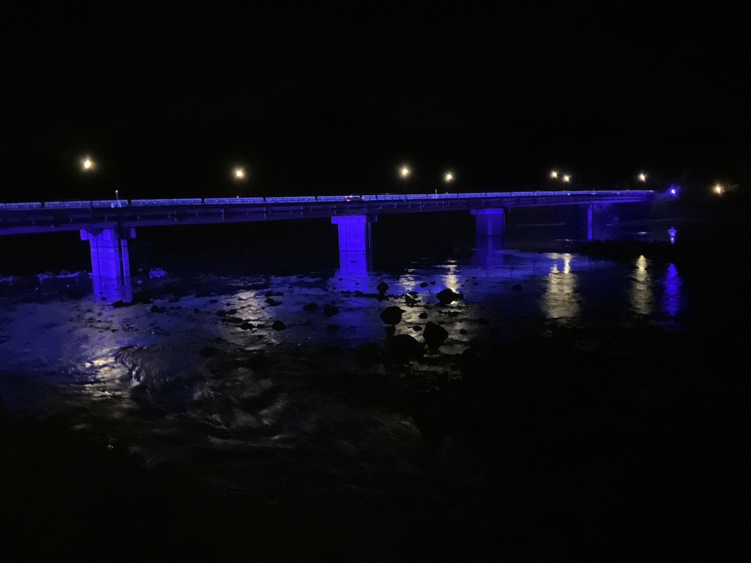 青色ライトアップの「人吉・水の手橋」