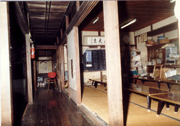 旧ろうあ会館の内部（１階広間と廊下）