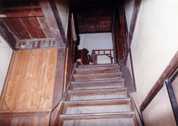 旧ろうあ会館の内部（２階へ続く階段）