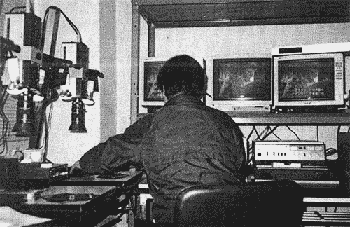 昭和62年3月18日現在時の情報文化センター。 ビデオ作成中の小野康二さん。（上の写真と）機器の変化をみて下さい。