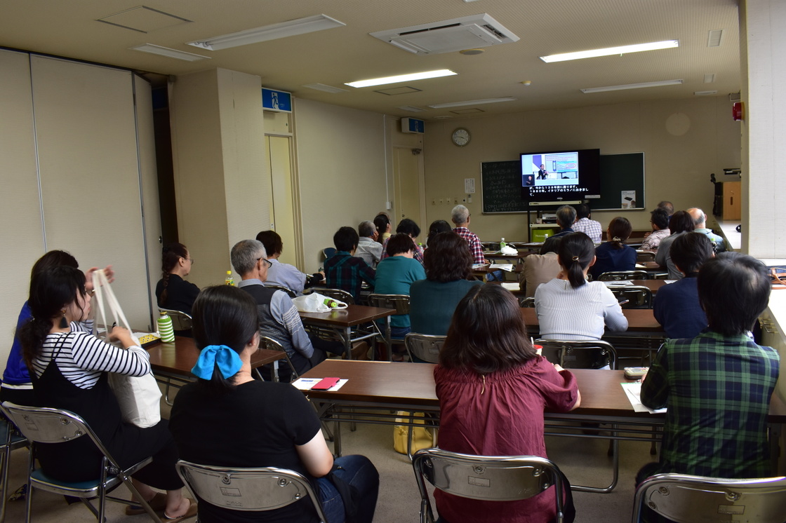 「手話言語の国際デー」を見る会の様子(水前寺聴障センター)