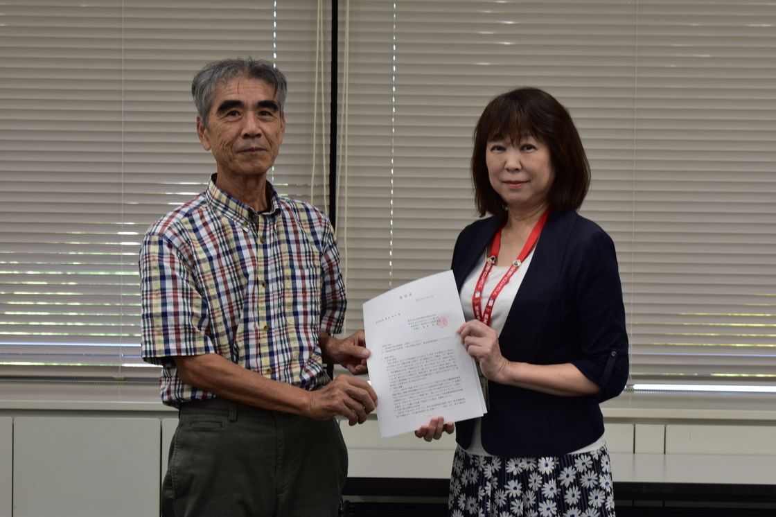 熊本県健康福祉部子ども障がい福祉局長柳田紀代子氏へ要望書を提出しました。