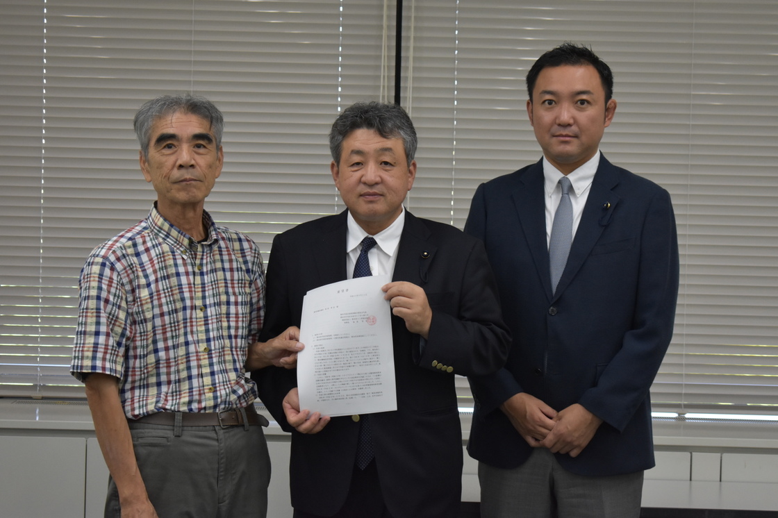 自民党政策調査会会長代理の池田和貴県議へ要望書を提出しました。（右側が顧問の橋口海平県議会議員）