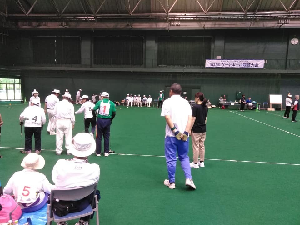 ゲートボール競技の様子。当日は雨で､隣はグラウンドゴルフ競技がありました。（於 宮崎市生目の杜運動公園）