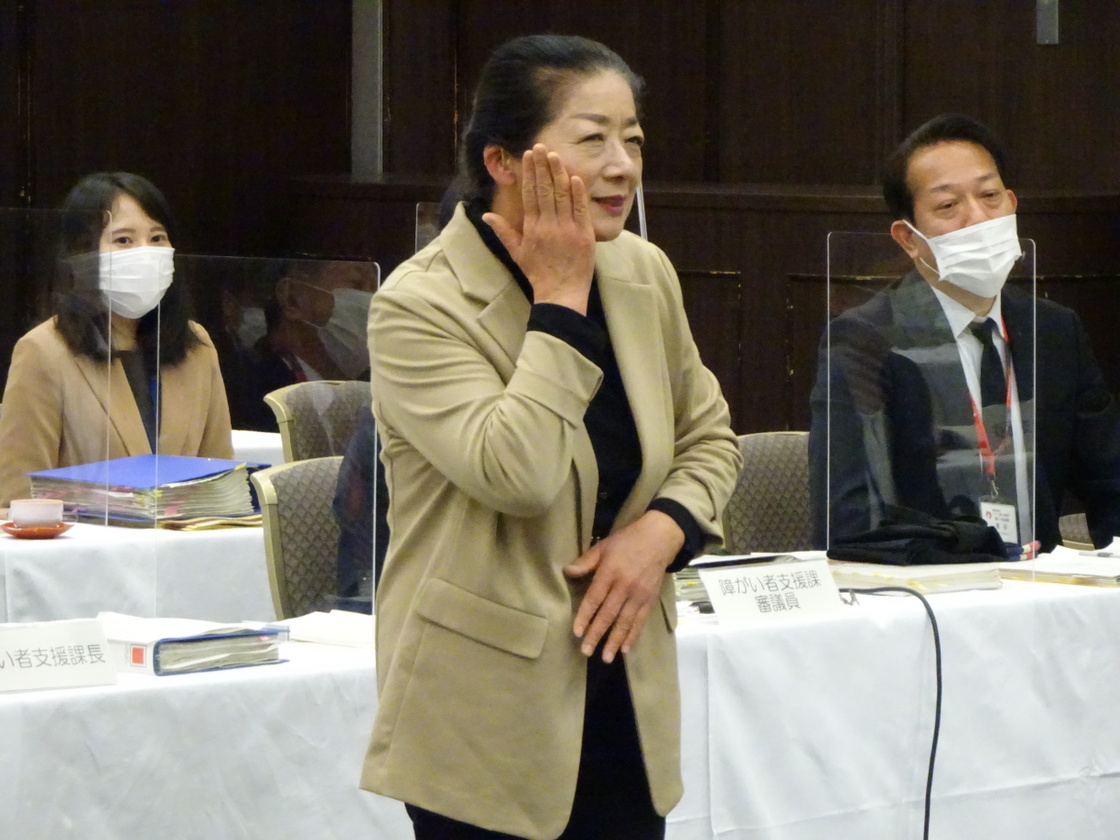 「おいしい」の手話を教える一條眞理子理事