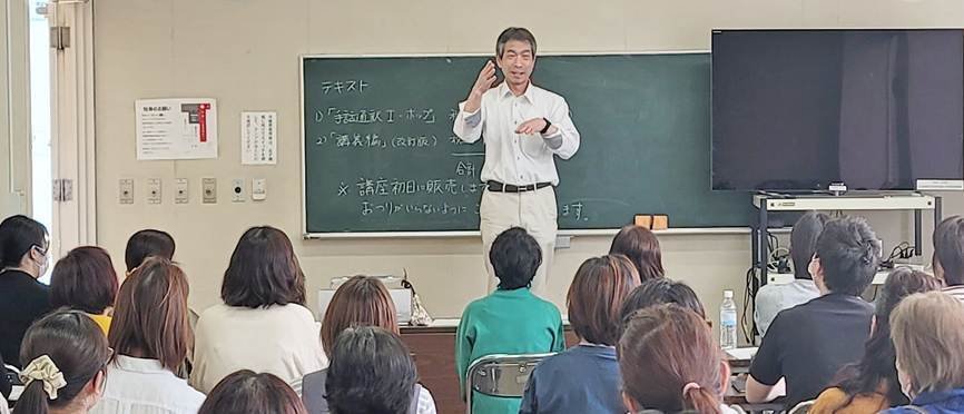 説明会で挨拶される松本幸造理事長