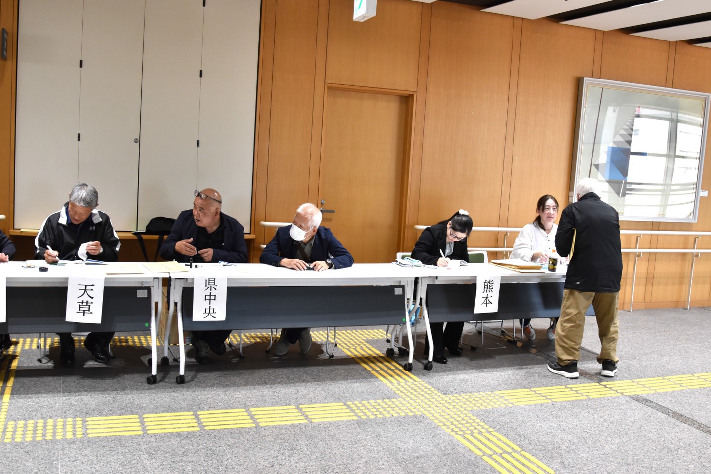 総会受付を担う支部役員たち