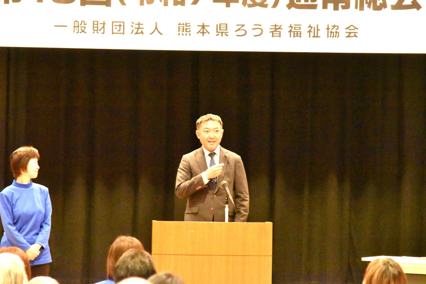 手話であいさつする本会顧問　熊本県議会議員　橋口 海平氏