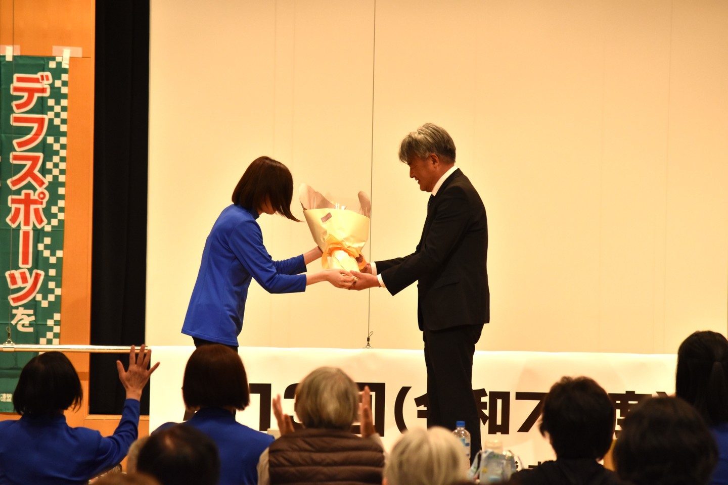 退職される吉永 洋職員へ花を贈呈