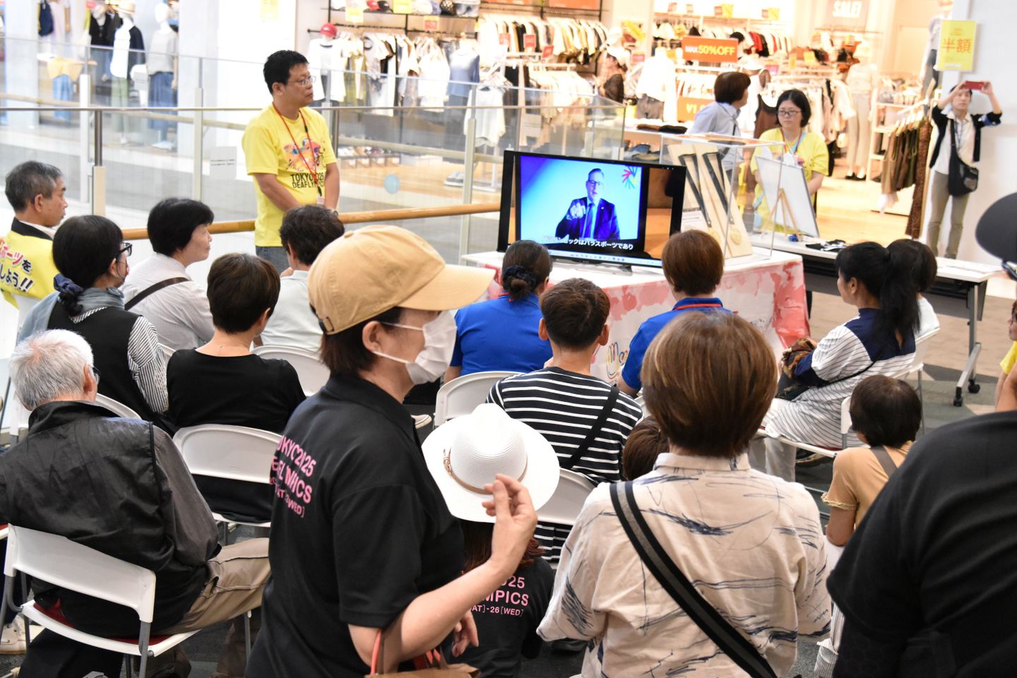 東京2025デフリンピック概要説明　映画「みんなのデフリンピック」（イオンモール熊本２階タリーズ前ブリッジ）
