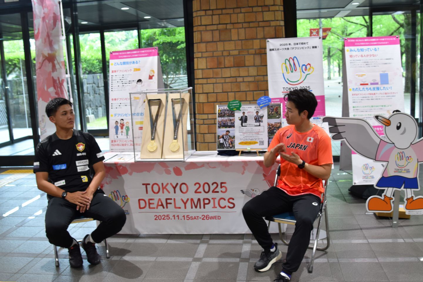 中尾 悠人選手（左）と冨永 幸佑選手（右）（７月１６日　熊本県庁本館１階ロビー付近）